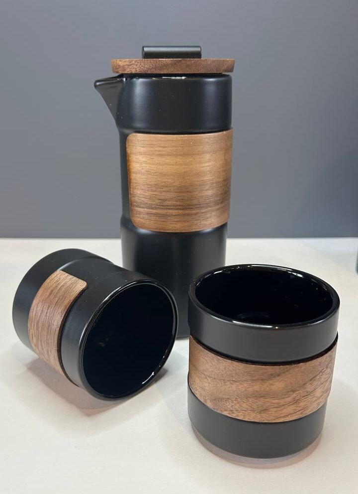 Tasse en céramique avec manchon en bois